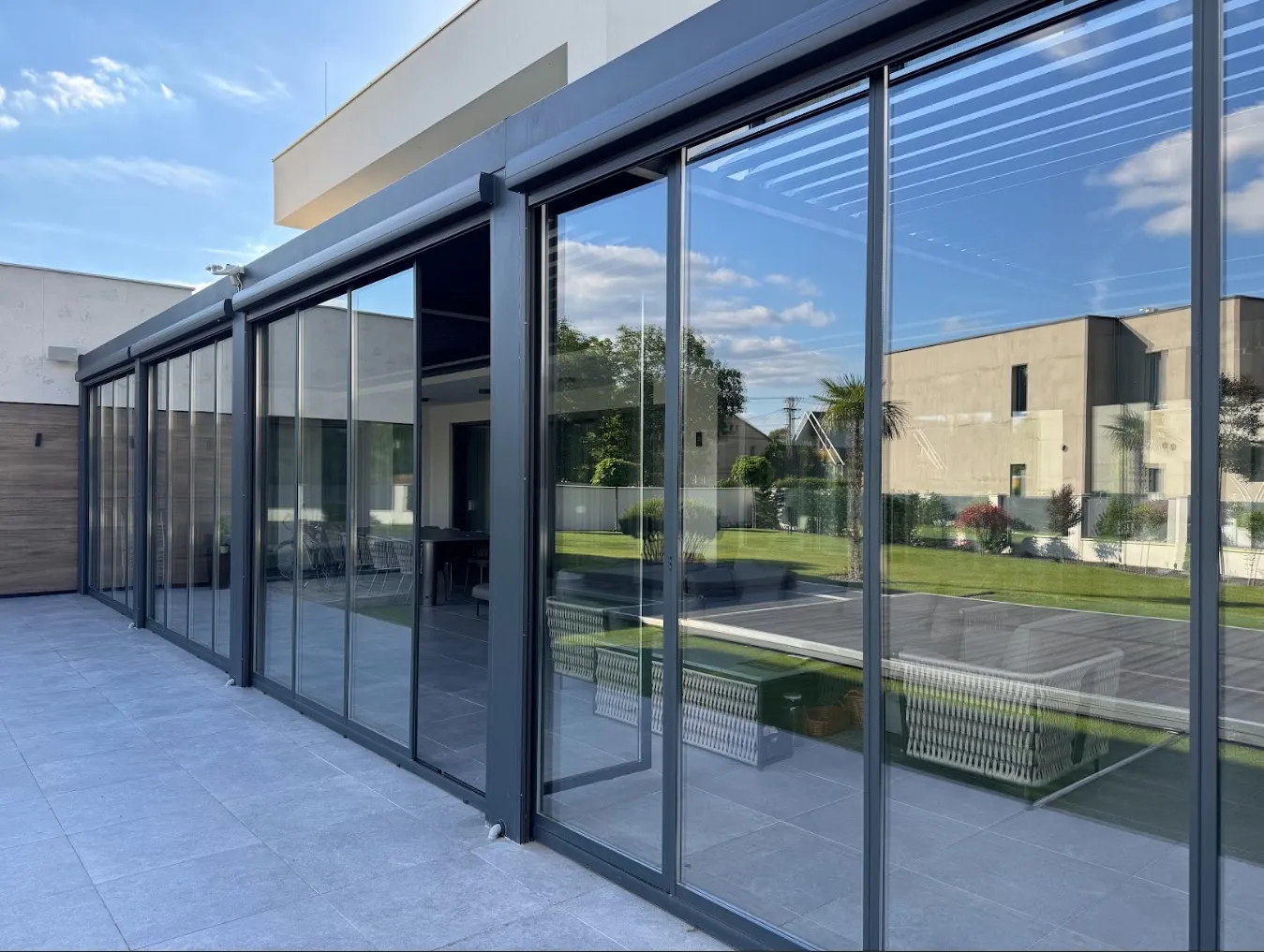 Pergola üvegfelületek és környezet kezelése